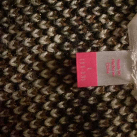 V-Neck Patterned Vest - Picture 2 of 3